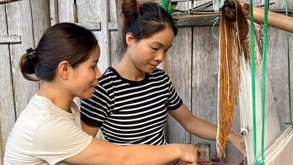 Hai chị em Vi Thị Thức và Vi Thị Linh có thể dệt nhiều họa tiết cổ phức tạp. Ảnh: HUY THỨC