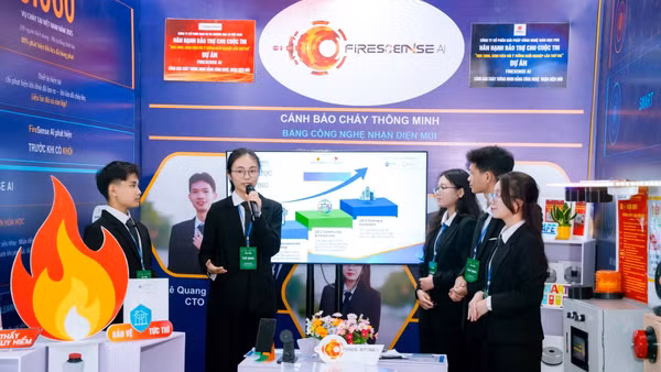Các thành viên giới thiệu về dự án Firesense AI. Ảnh: THPTCVP