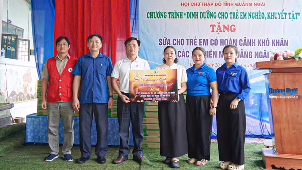 Trao bảng tượng trưng hỗ trợ sữa cho học sinh tại Trường Mầm non Măng Non.
