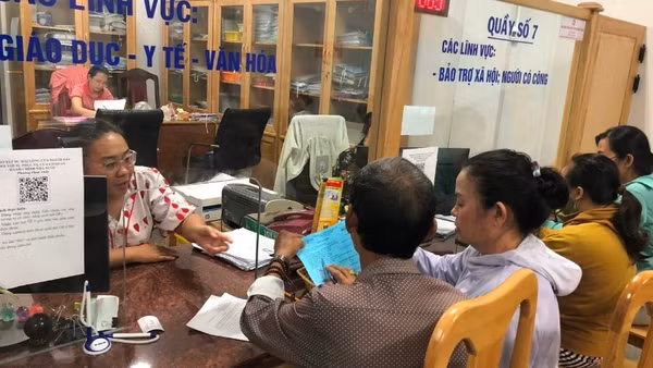 Cán bộ Trung tâm Phục vụ hành chính công phường Phan Thiết giải quyết thủ tục hành chính cho người dân.
