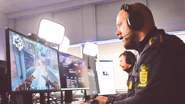 Nhiều bạn trẻ còn để lại bình luận vui: “Vậy là họ còn được công khai chơi game trong giờ làm việc”!