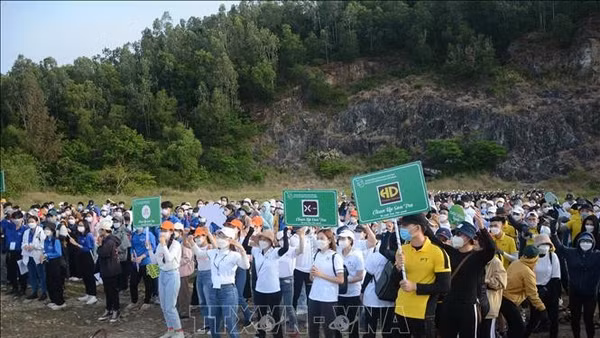 Đông đảo bạn trẻ tham gia thu dọn rác trên Bán đảo Sơn Trà (Thành phố Đà Nẵng). 