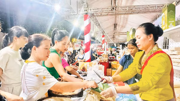 Một gian hàng trong tuần lễ nông sản và thực phẩm an toàn do tỉnh Sơn La tổ chức tại thành phố Hải Phòng.