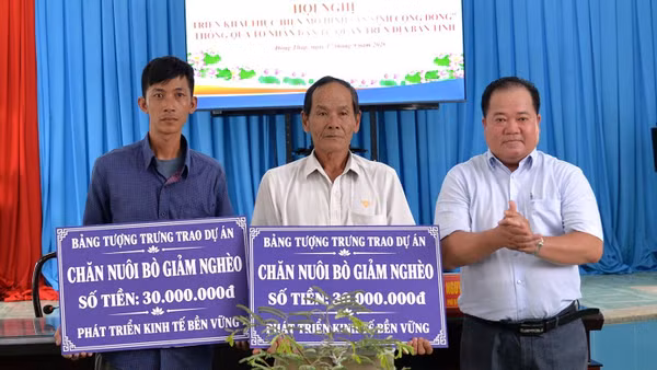Người dân xã Phú Thành nhận hỗ trợ Dự án Chăn nuôi bò phát triển sinh kế. Ảnh: LÊ NGUYÊN