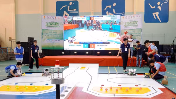 Một phiên thi đấu tại Cuộc thi Sáng tạo Robot Quảng Ngãi lần IV. Ảnh: Ái Kiều