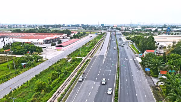 Việc đầu tư tuyến đường nối trục đông - tây có ý nghĩa quan trọng, mở rộng không gian phát triển và kết nối TP Hải Phòng với cả vùng Đồng bằng sông Hồng. Ảnh: Hương Nguyên