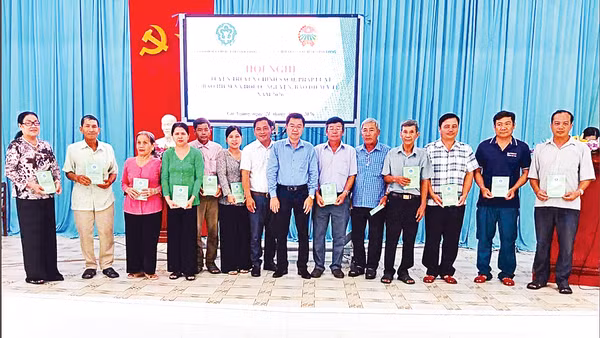 Ra mắt mô hình “Chi hội nông dân tiết kiệm tham gia bảo hiểm xã hội tự nguyện” tại xã Cái Ngang. Ảnh: Thế Nguyên