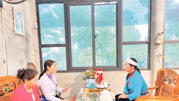 Chị Bùi Thị Phịnh (bên phải) chia sẻ kinh nghiệm với bà con. Ảnh: Vân Sơn