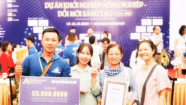 Anh Vũ Minh Ngọc cùng các cộng sự nhận giải Ba Dự án Khởi nghiệp nông nghiệp đổi mới sáng tạo. Ảnh: NVCC