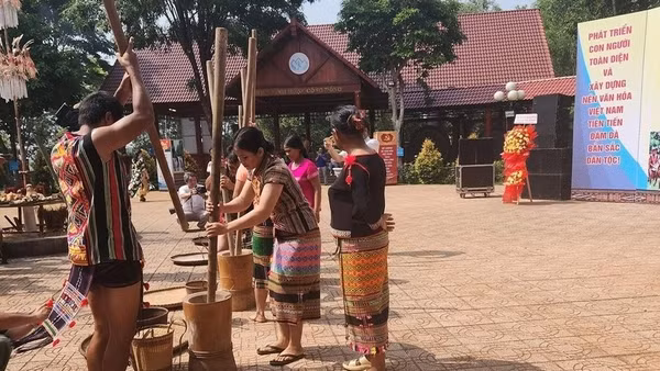 Tái hiện hoạt động giã gạo ở Di tích Sóc Bom Bo. Ảnh: Văn Năm