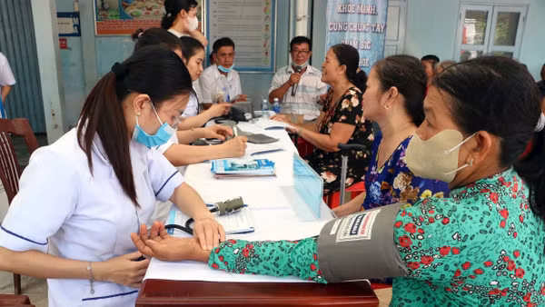 Người dân Thành phố Hồ Chí Minh đi khám sức khỏe định kỳ.