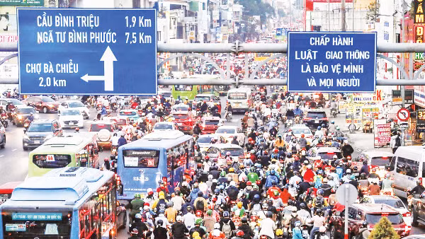 Nhiều giải pháp khuyến khích người dân sử dụng xe buýt, xe sử dụng nhiên liệu sạch sẽ sớm triển khai. Ảnh: ANH KHUÊ