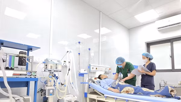 Các bác sĩ đang thăm khám bệnh cho người dân tại Bệnh viện Nam Lương Sơn.