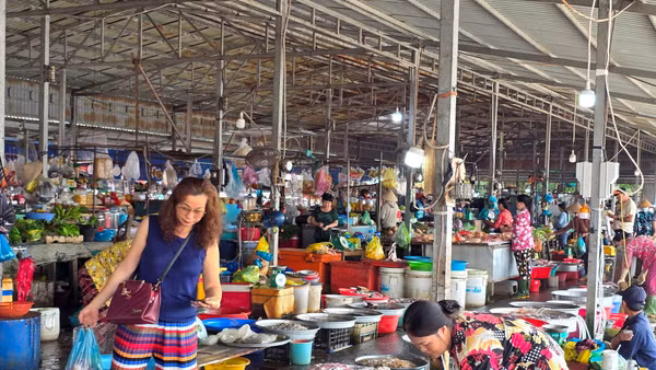 Chợ hải sản bên dòng sông Hậu Cần Thơ. Ảnh: Nam Nguyễn
