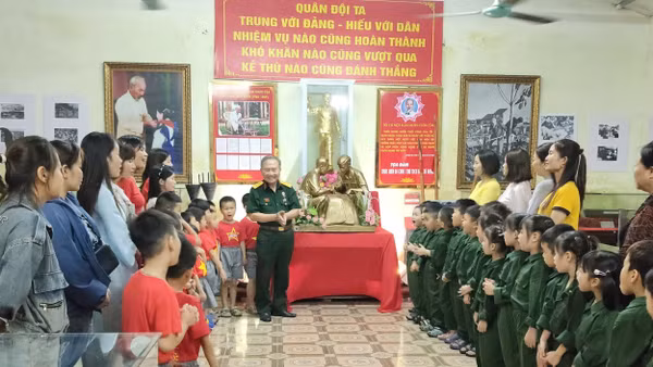 Với hệ thống hiện vật ở Bảo tàng, có thêm các cựu tù cách mạng kể chuyện, các bài học lịch sử trở nên chân thực, cảm xúc và thuyết phục hơn.