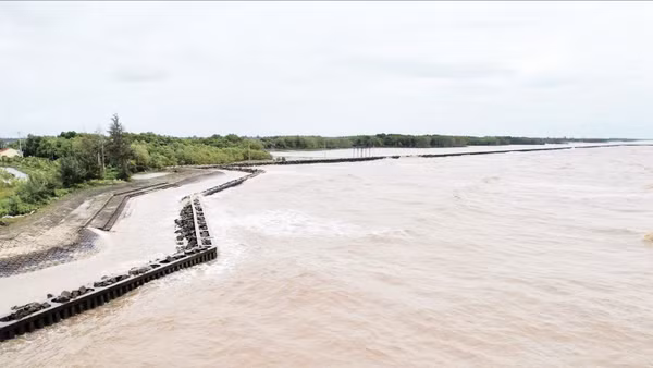 Công trình kè chắn sóng chống sạt lở ở Hòn Đá Bạc, tỉnh Cà Mau.