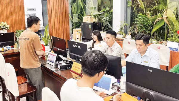 Nhiều công nhân và người lao động đến thực hiện các thủ tục hành chính sau giờ làm việc. Ảnh: Ủy ban nhân dân phường Linh Xuân