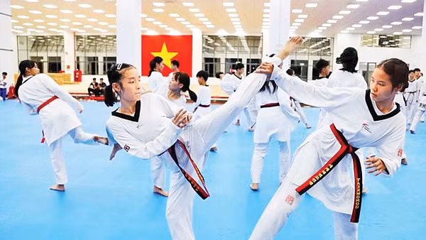 Đội tuyển taekwondo tập luyện tại Nhà thi đấu Phú Thọ.