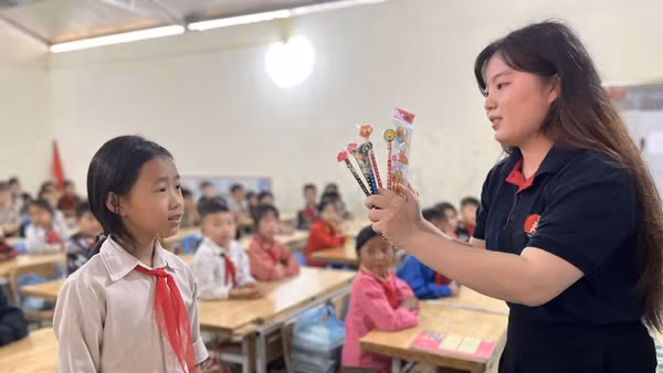 Giáo viên Trường phổ thông liên cấp Marie Curie (Hà Nội) trong một đợt dạy trực tiếp tại Mèo Vạc (Tuyên Quang). 