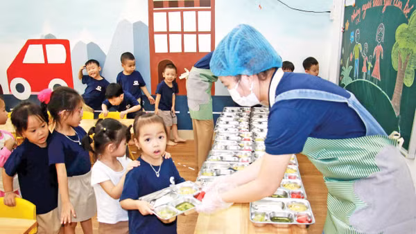 Với ứng dụng mới, hằng ngày, bố mẹ có thể nhìn thấy và kiểm soát trách nhiệm trong quá trình tổ chức bữa ăn bán trú của con em mình.