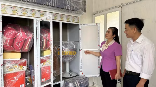 Cán bộ Hội kiểm tra cơ sở vật chất tại nhà tạm lánh của một "Ngôi nhà an toàn".