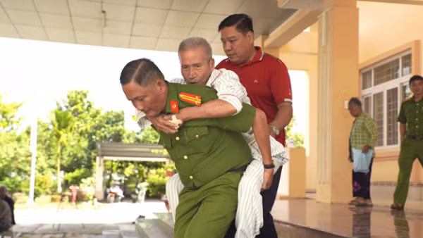 Cán bộ, chiến sĩ Công an tỉnh Cà Mau tích cực hỗ trợ thân nhân Liệt sĩ chưa xác định được danh tính trong buổi thu nhận mẫu ADN.