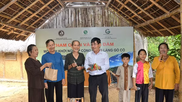 Những “bà thím” vốn tự ti nay đã tự tin giới thiệu, chia sẻ kinh nghiệm làm du lịch. Ảnh: Hợp tác xã du lịch cộng đồng Gò Cỏ