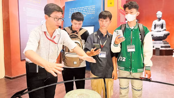 Du khách tìm hiểu câu chuyện hiện vật tại Bảo tàng Lịch sử Thành phố Hồ Chí Minh. Ảnh: Mỹ Dung
