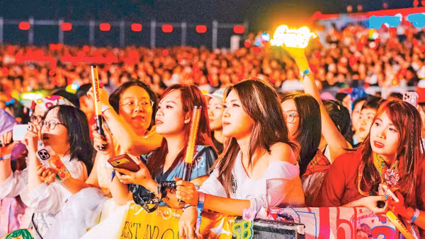 Khán giả trẻ hào hứng tham dự một đêm concert ở Hà Nội.