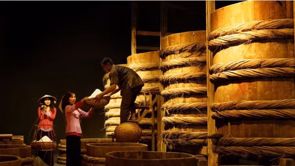 Trình diễn hoạt động nghề nghiệp tại Triển lãm Làng nghề nước mắm Phan Thiết.