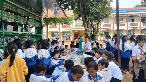Các em học sinh hào hứng tham gia các hoạt động tìm hiểu về sách và văn hóa đọc.
