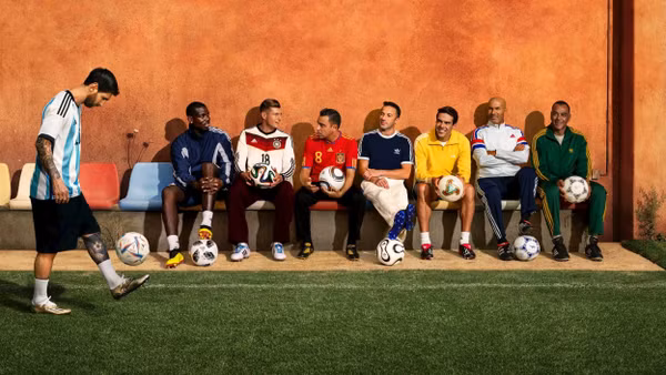 Lionel Messi cùng nhóm các huyền thoại World Cup trong buổi ra mắt chính thức quả bóng. Ảnh: Adidas