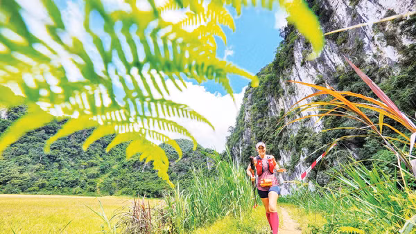 Giải chạy marathon băng rừng Việt Nam tại Pù Luông thu hút hàng nghìn vận động viên trên khắp thế giới đến tham dự.