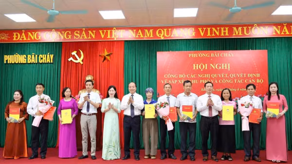 Lãnh đạo phường Bãi Cháy trao quyết định về công tác cán bộ khu phố sau sắp xếp. Ảnh: Huyền Châu