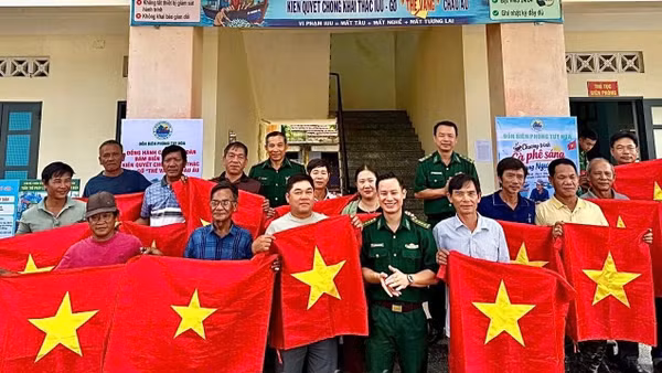 Đồn Biên phòng Tuy Hòa tặng cờ Tổ quốc cho ngư dân phường Phú Yên.