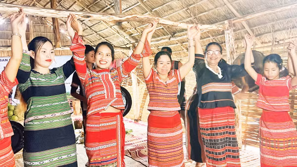 Giữ điệu múa, tiếng hát của người S’tiêng. Ảnh: Tâm Thanh