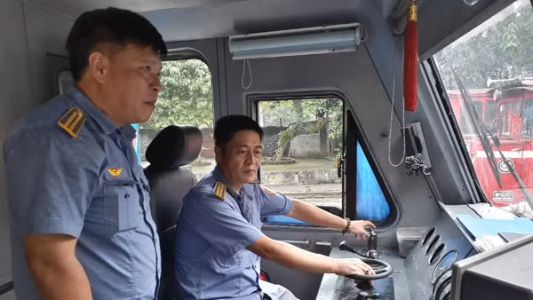 Hai kiện tướng Phạm Quang Thành (trái) và Đinh Đức Huy chia sẻ về nghề lái tàu. Ảnh: Diên Khánh