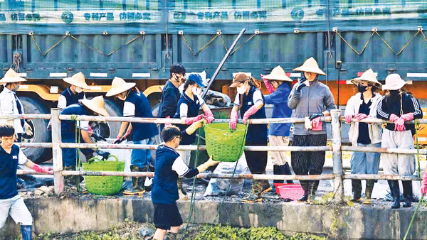 Các tình nguyện viên nhóm Hà Nội Xanh tham gia dọn rác, khơi thông dòng chảy. Nguồn: Fanpage Hà Nội Xanh