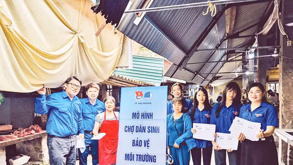 Thanh niên xung kích lan tỏa lối sống xanh.