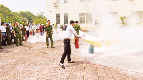 Một buổi tập huấn kỹ năng PCCC cho lực lượng ở cơ sở. Ảnh: ĐỨC HIỂN