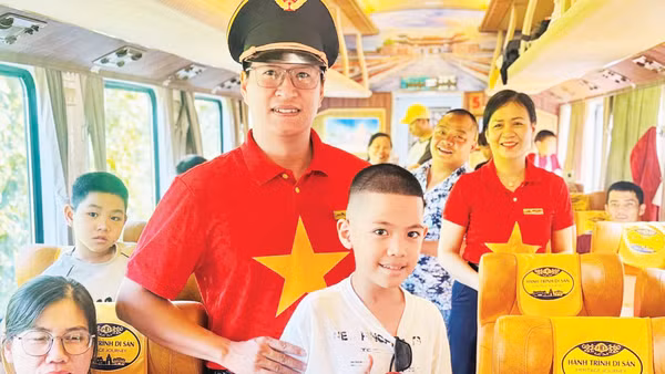 Tặng quà cho hành khách trúng thưởng khi đi tàu “Kết nối di sản miền trung”.