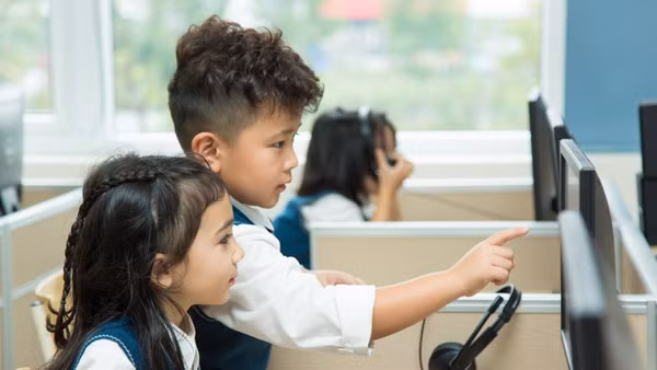 Nhiều nhà trường cho phép học sinh sử dụng máy tính kết nối mạng để học tập dưới sự giám sát của giáo viên. Ảnh | QUỲNH TRANG