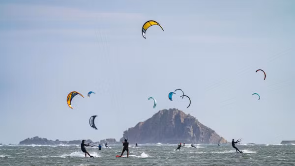 Trên nền biển nam Khánh Hoà, hàng trăm cánh diều bay lượn, tạo nên một bức tranh thể thao mạo hiểm đầy lôi cuốn và tươi mới. Ảnh | Tùng Lâm