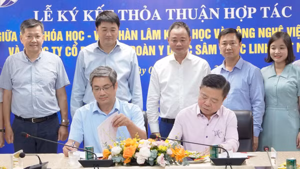 GS, TS Ngô Quốc Anh, Viện trưởng Viện Hóa học và Chủ tịch Tập đoàn Y Dược Sâm Ngọc Linh Việt Nam Võ Kim Cự ký kết văn bản hợp tác.