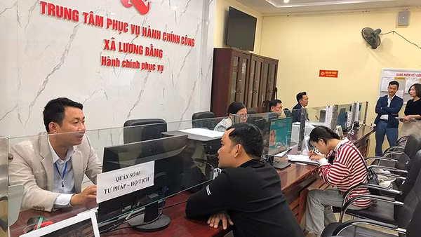 Cán bộ Trung tâm phục vụ hành chính công xã Lương Bằng (Hưng Yên) giải quyết thủ tục hành chính phục vụ người dân.