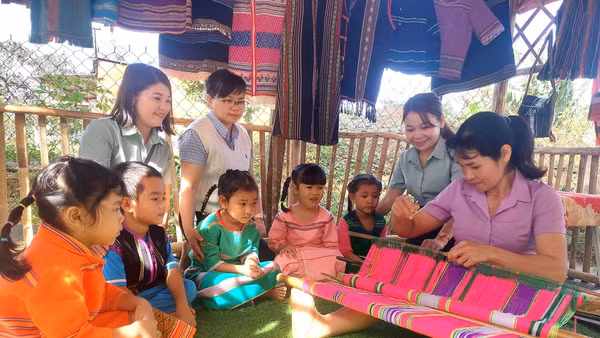 Nghề dệt thổ cẩm góp phần thúc đẩy phát triển du lịch. Ảnh: Trường Sơn