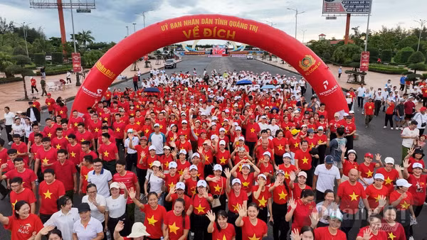 Đông đảo cán bộ, chiến sĩ, người dân hăng hái tham gia chương trình “Cùng Việt Nam tiến bước năm 2026”.