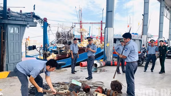 Lực lượng chức năng tỉnh Ninh Bình thực hiện tiêu hủy các ngư cụ đánh bắt mang tính hủy diệt thu giữ được từ các đợt ra quân kiểm tra, xử lý.