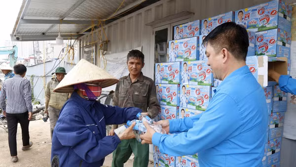 48.000 chai nước uống đã được tổ chức Công đoàn trao tận tay công nhân, tính tới chiều 29/6.