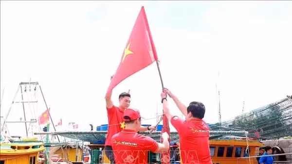 Cờ Tổ quốc cùng ngư dân Hưng Yên vươn khơi, bám biển. 